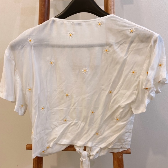 Size small white top with flowers - Picture 2 of 3